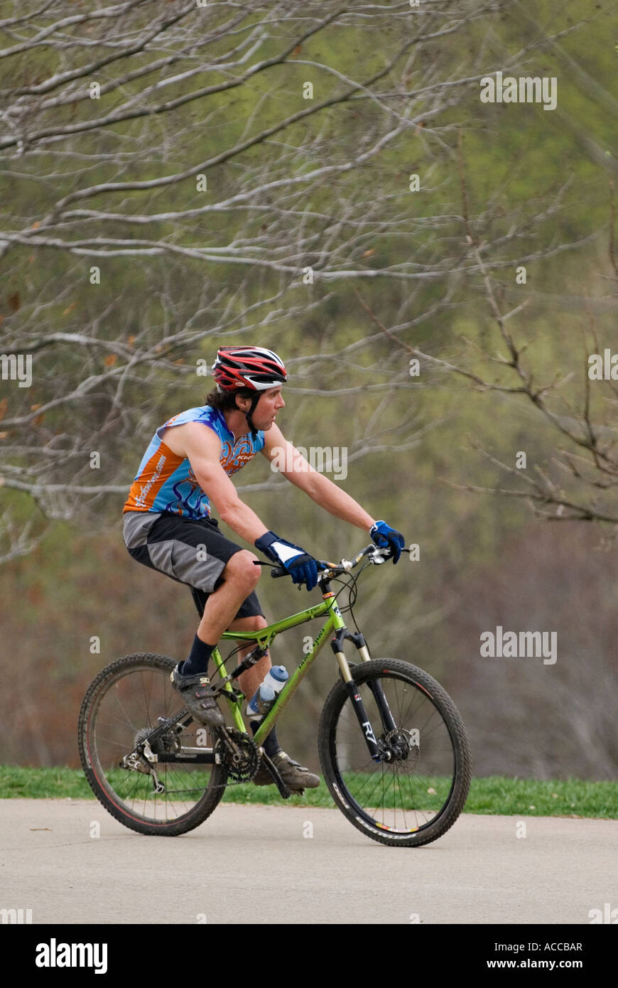 Junger Mann Reiten Mountainbike Park Cherokee Park Louisville Kentucky Stockfoto