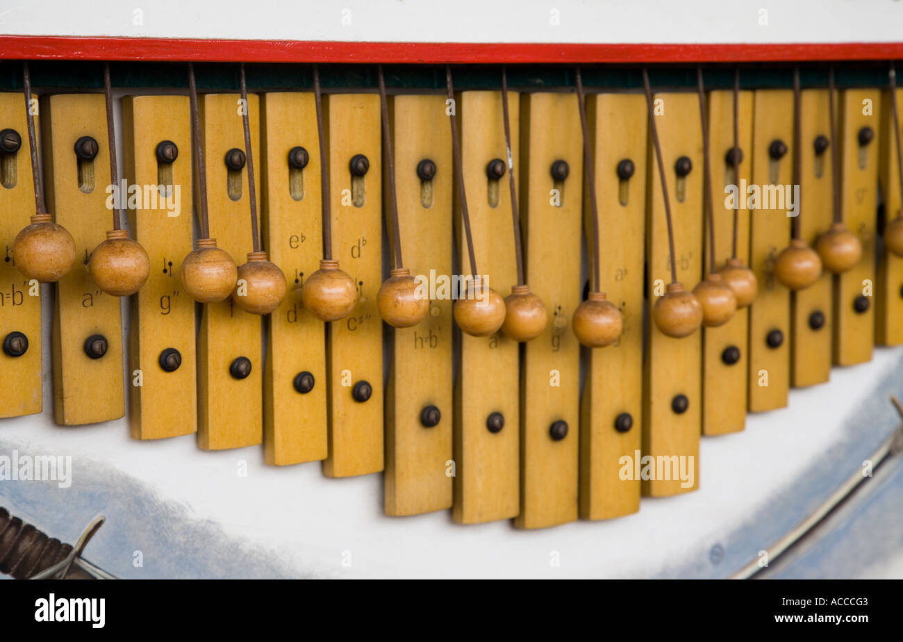 Hämmer und Holz Xylophon Schlüssel markiert mit Hinweisen auf eine mechanische Festplatz musikalische Orgel UK Stockfoto