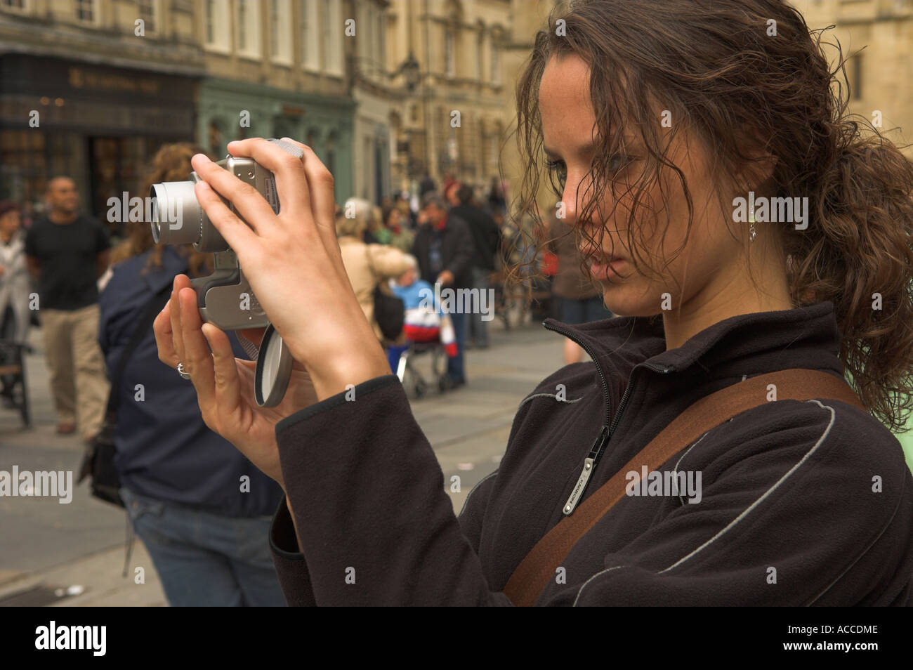 Junge Frau langes Haar mit dem Fotografieren mit Canon Digitalkamera Stockfoto