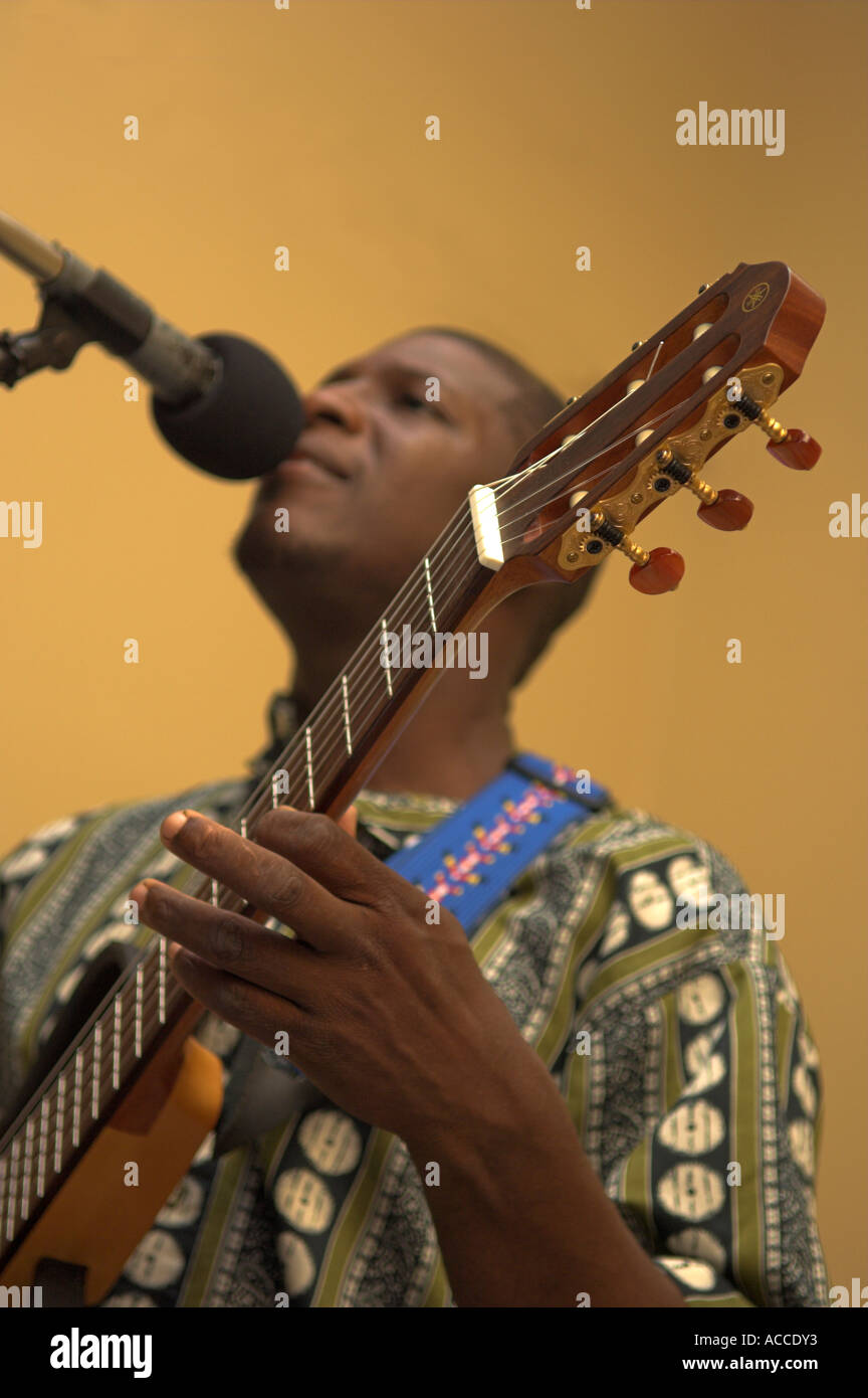 Nahaufnahme eines Mannes spielt Yamaha Silent SLG100N Gitarre Grenada Stockfoto