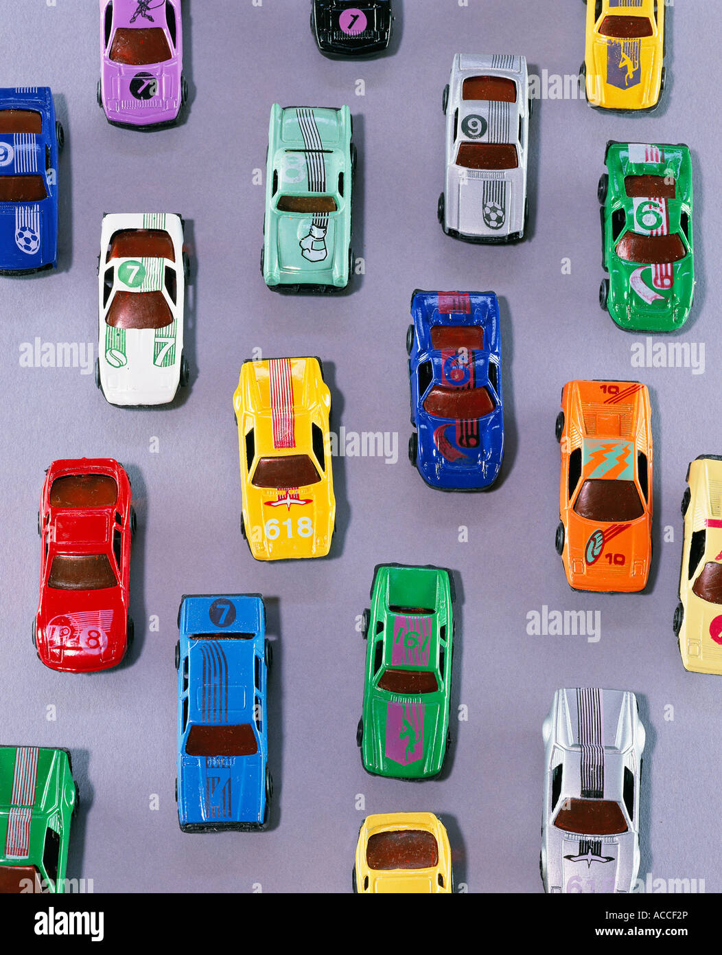 Spielzeugautos auf grauem Hintergrund. Stockfoto