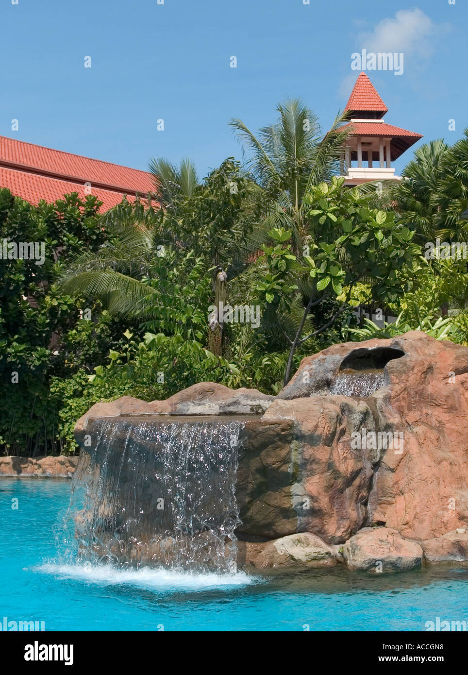 SWIMMINGPOOL UND WASSERFALL, IM MAGELLAN SUTERA HOTEL, NAHE KOTA KINABALU, SABAH, MALAYSIA Stockfoto