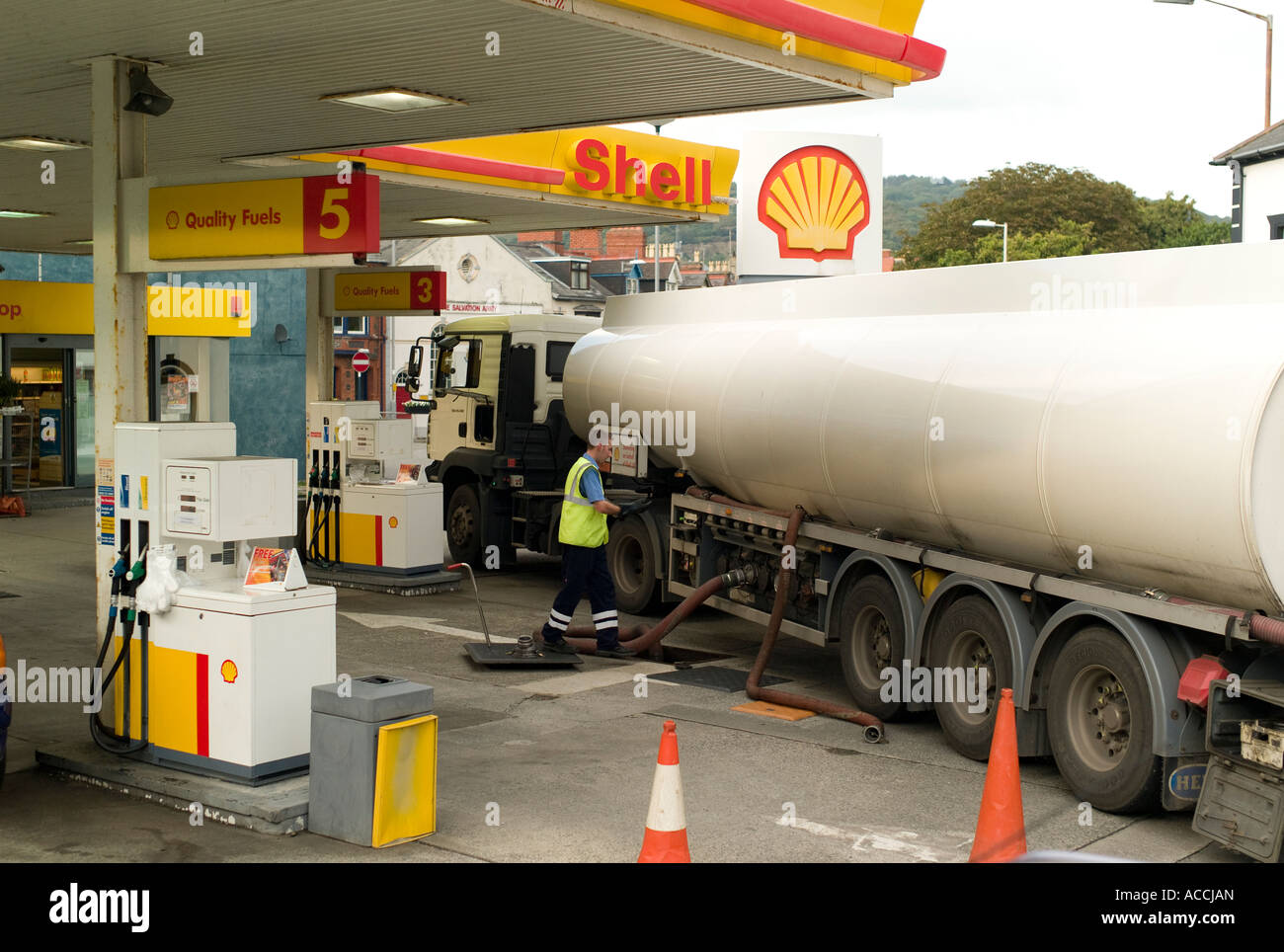 Ein Benzin-Tanker Fahrer arbeiten Nachfüllen Shell Tankstelle Aberystwyth wales Cymru uk Stockfoto
