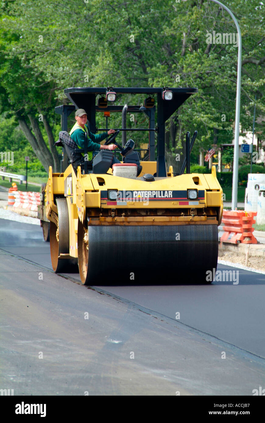 Dampf Walze Bauarbeiter schafft neue Asphalt Straße Stockfoto