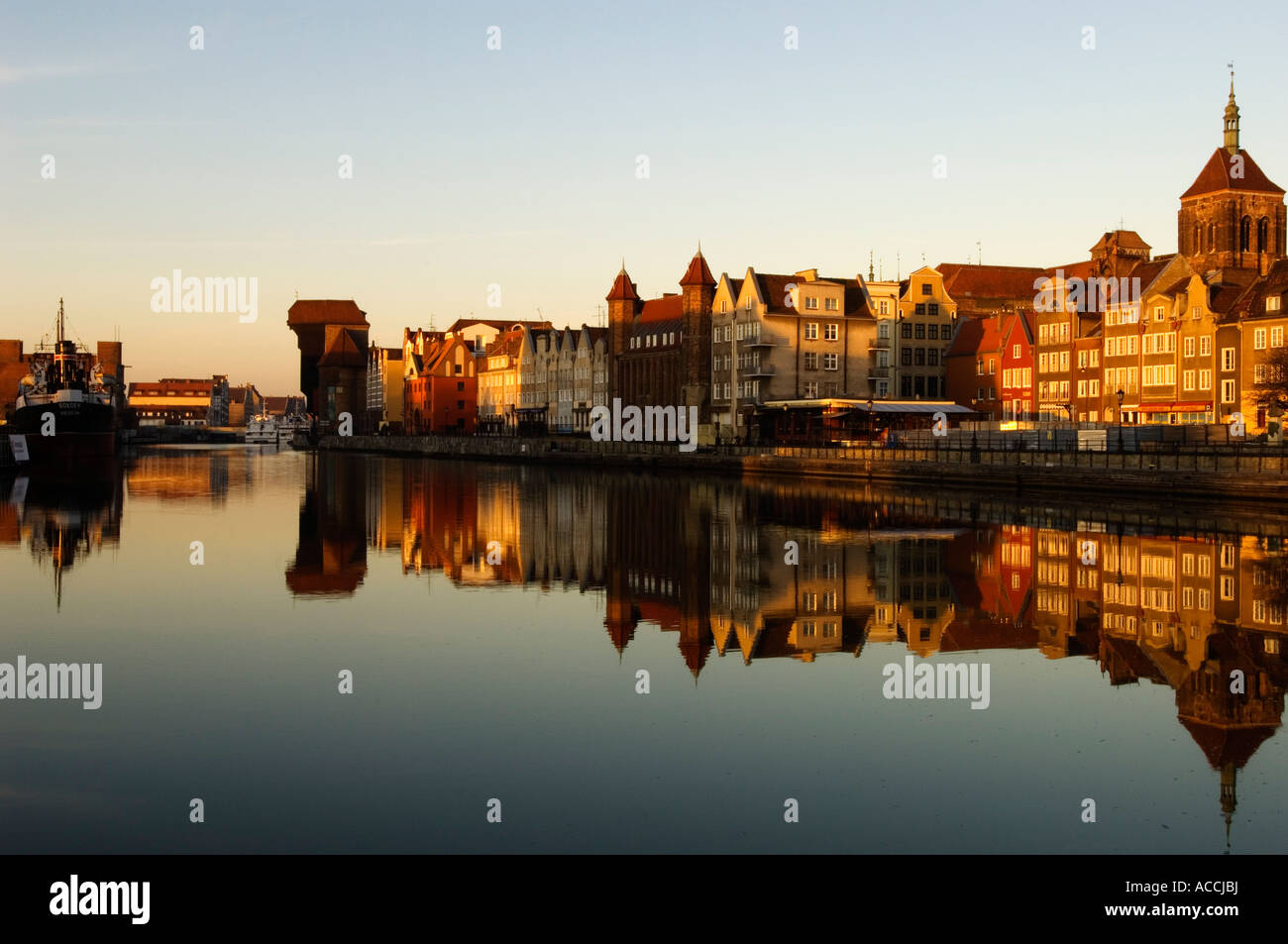 Reflexion der Bürgerhäuser der Altstadt in Mottlau Canal Danzig Polen Stockfoto