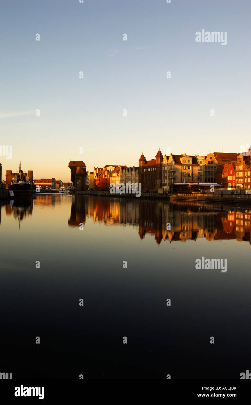 Reflexion der Bürgerhäuser der Altstadt in Mottlau Canal Danzig Polen Stockfoto