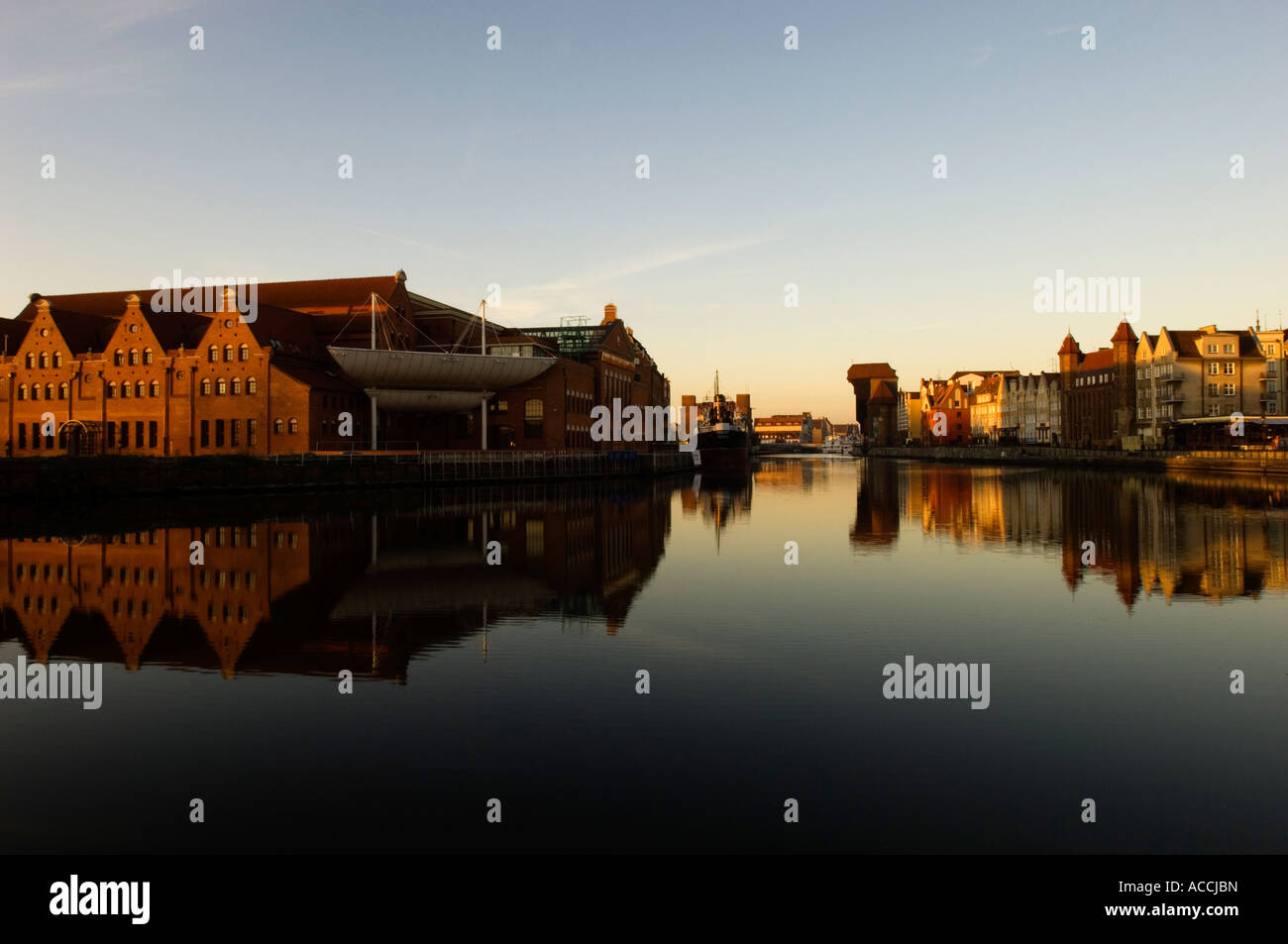Reflexion der Bürgerhäuser der Altstadt in Mottlau Canal Danzig Polen Stockfoto