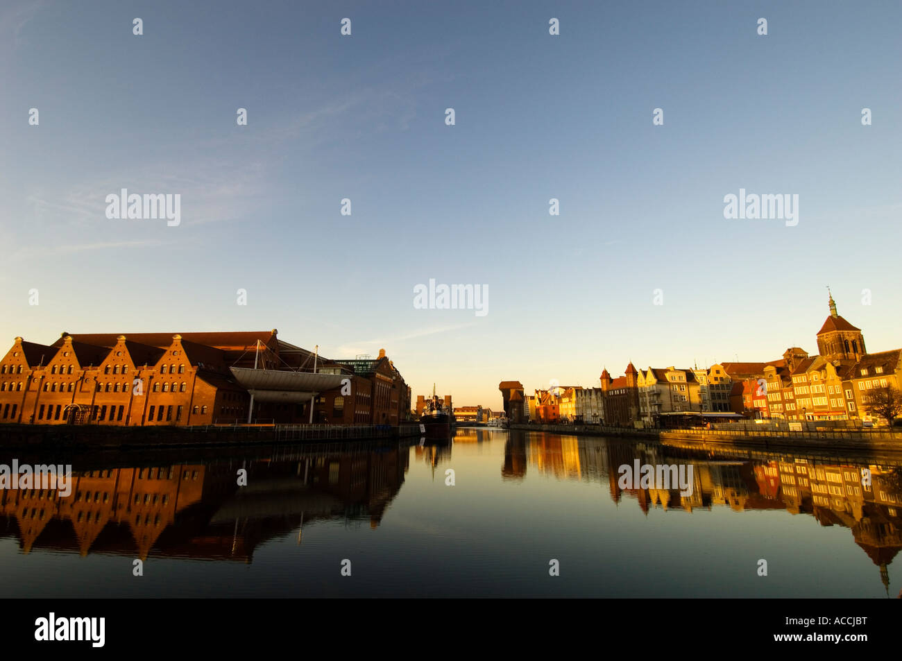 Reflexion der Bürgerhäuser der Altstadt in Mottlau Canal Danzig Polen Stockfoto