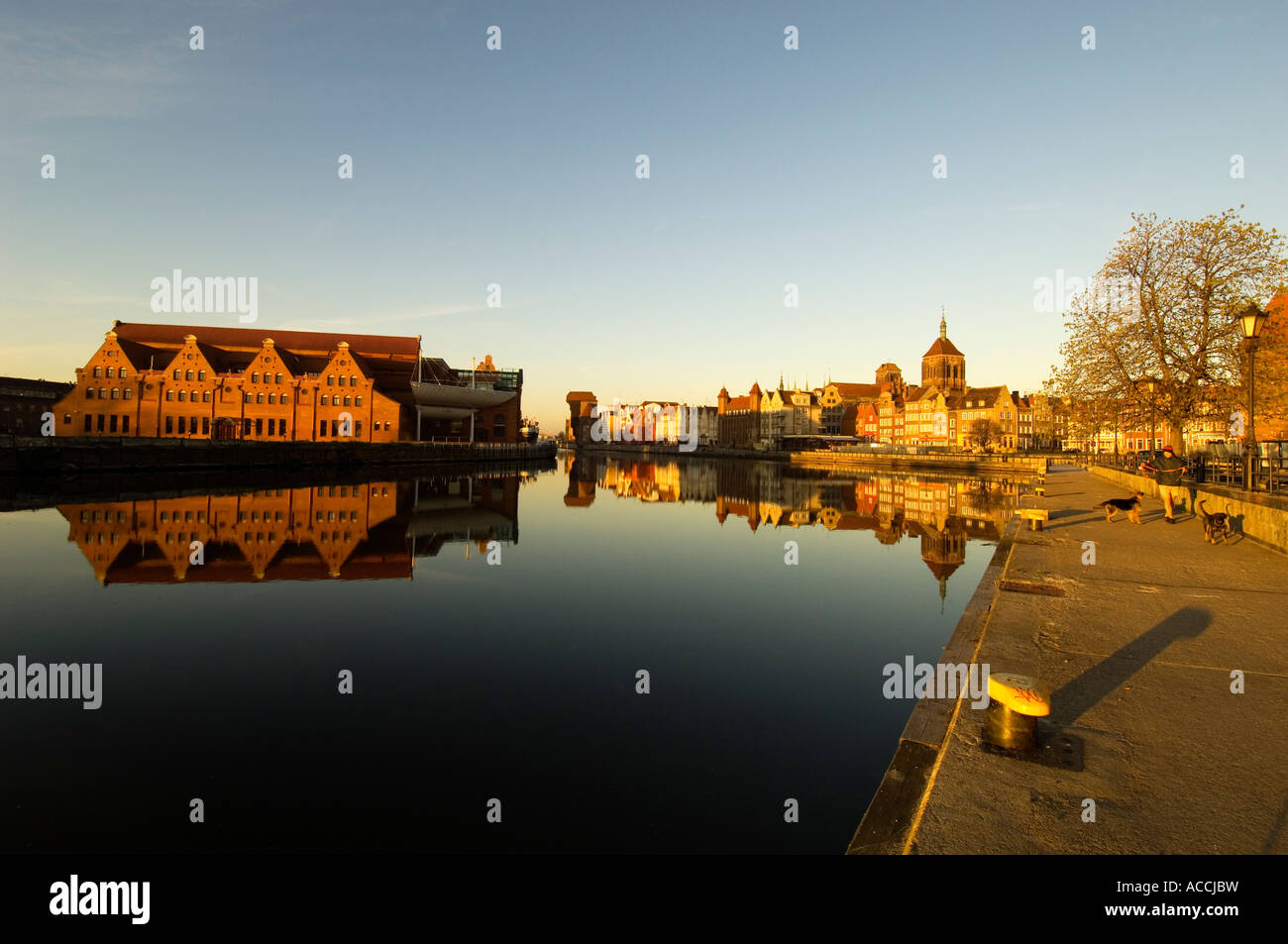 Reflexion der Bürgerhäuser der Altstadt in Mottlau Canal Danzig Polen Stockfoto