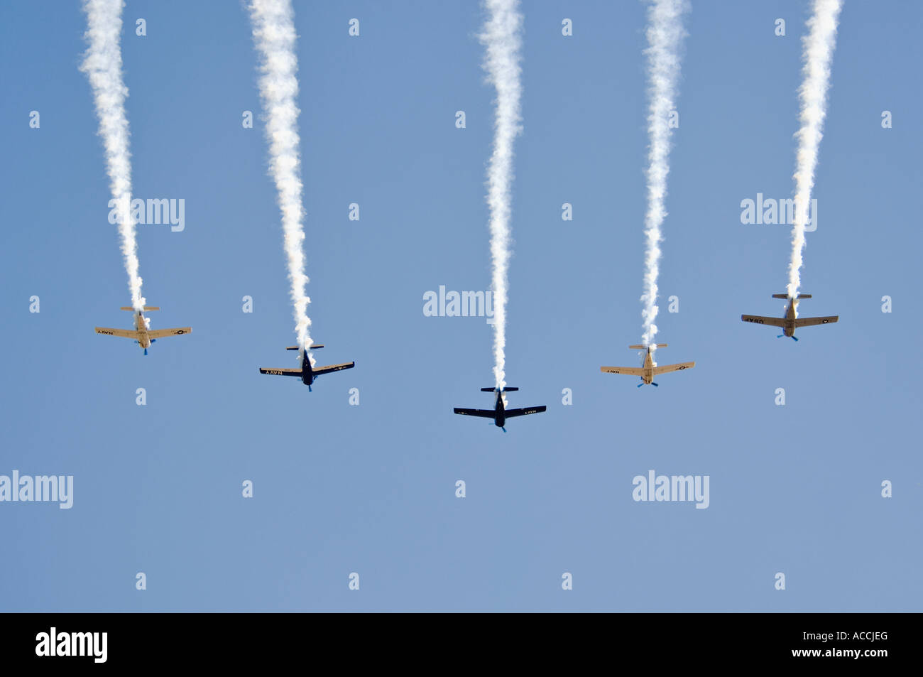 Flug von fünf T-28 Trojan-Flugzeugen während 2007 Donner über Louisville Air Show Louisville Kentucky Stockfoto