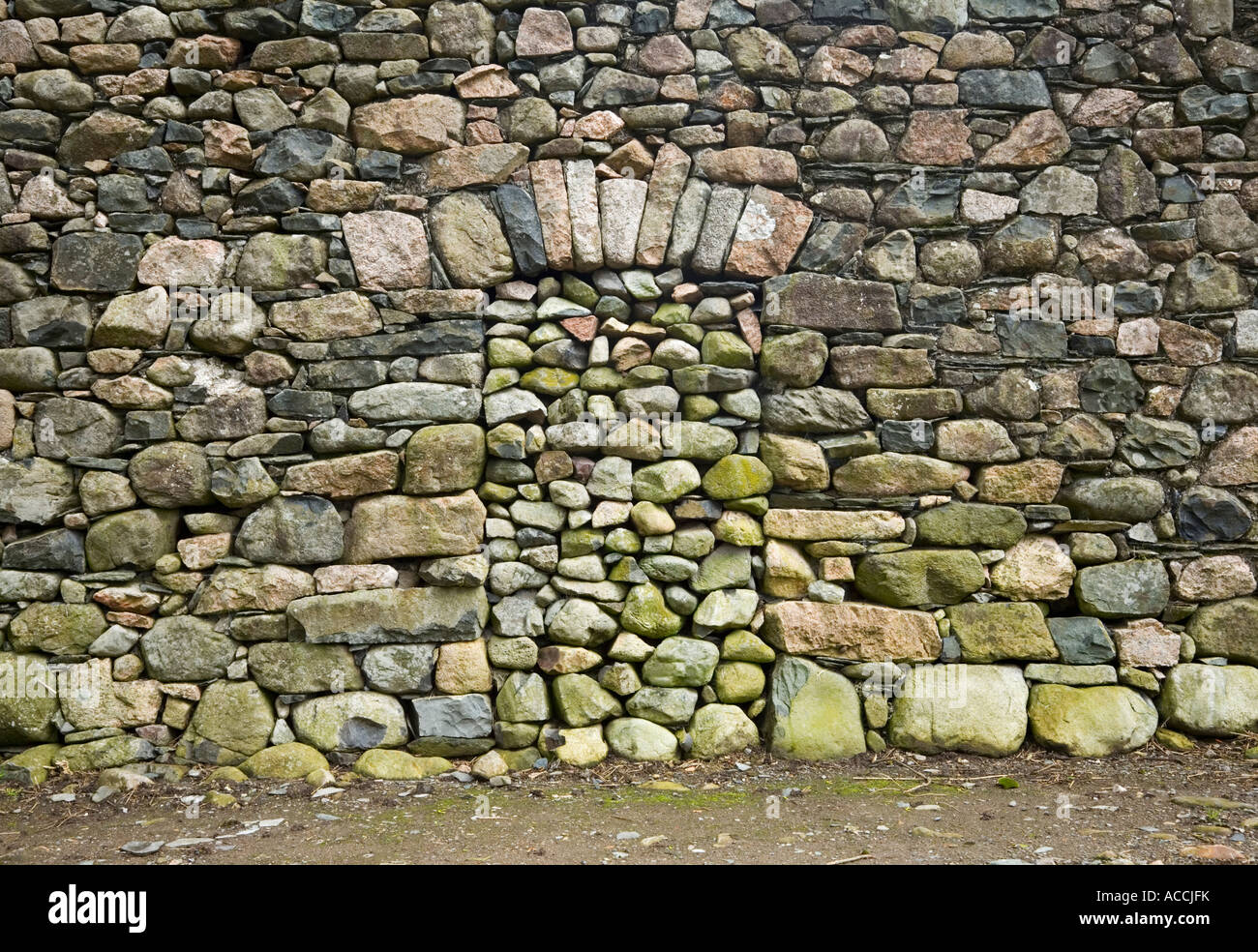 Blockiert die Tür in der Wand eines landwirtschaftlichen Gebäudes in Cumbria, England Stockfoto