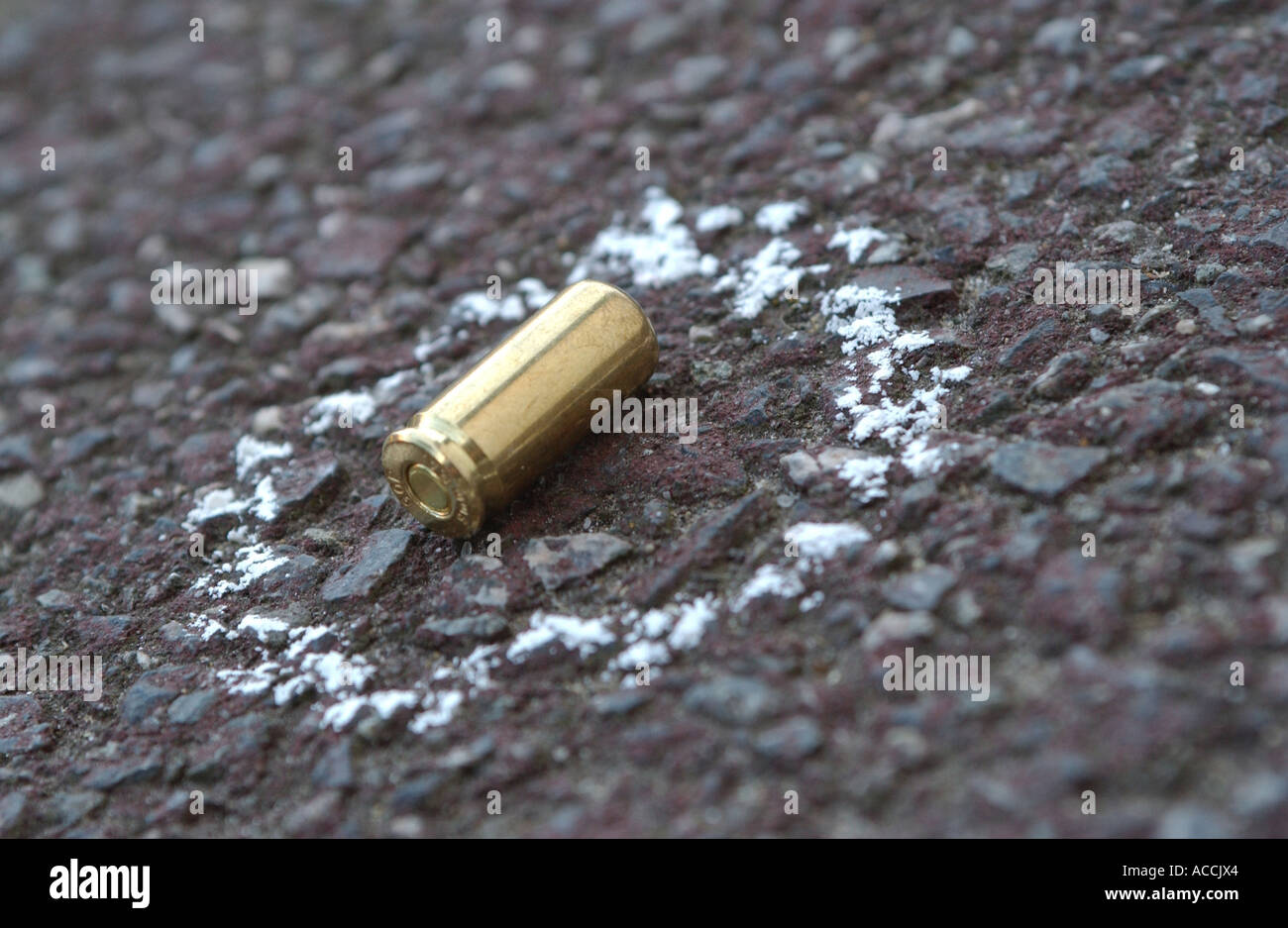 eine 9mm Kugel Gehäuse auf dem Boden markiert mit Kreide Stockfoto