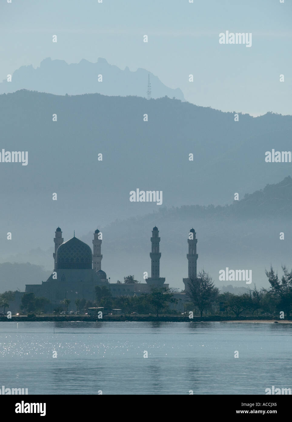 Schwimmende Moschee likas, mit kinabalu im Hintergrund Mount, Kota Kinabalu, Sabah, Malaysia, Stockfoto