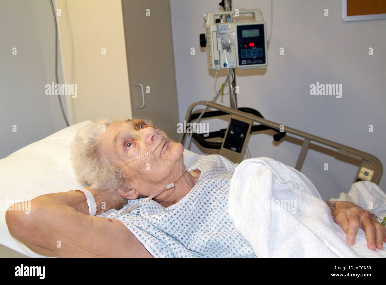 85 Jahr alt senior weiblich verletzt Auge nach dem Kopf fallen und auffällig auf einem Tisch Stockfoto