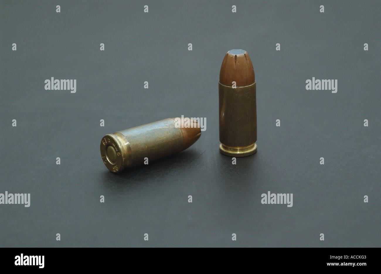 zwei 9mm Kugeln auf einem Tisch Stockfoto