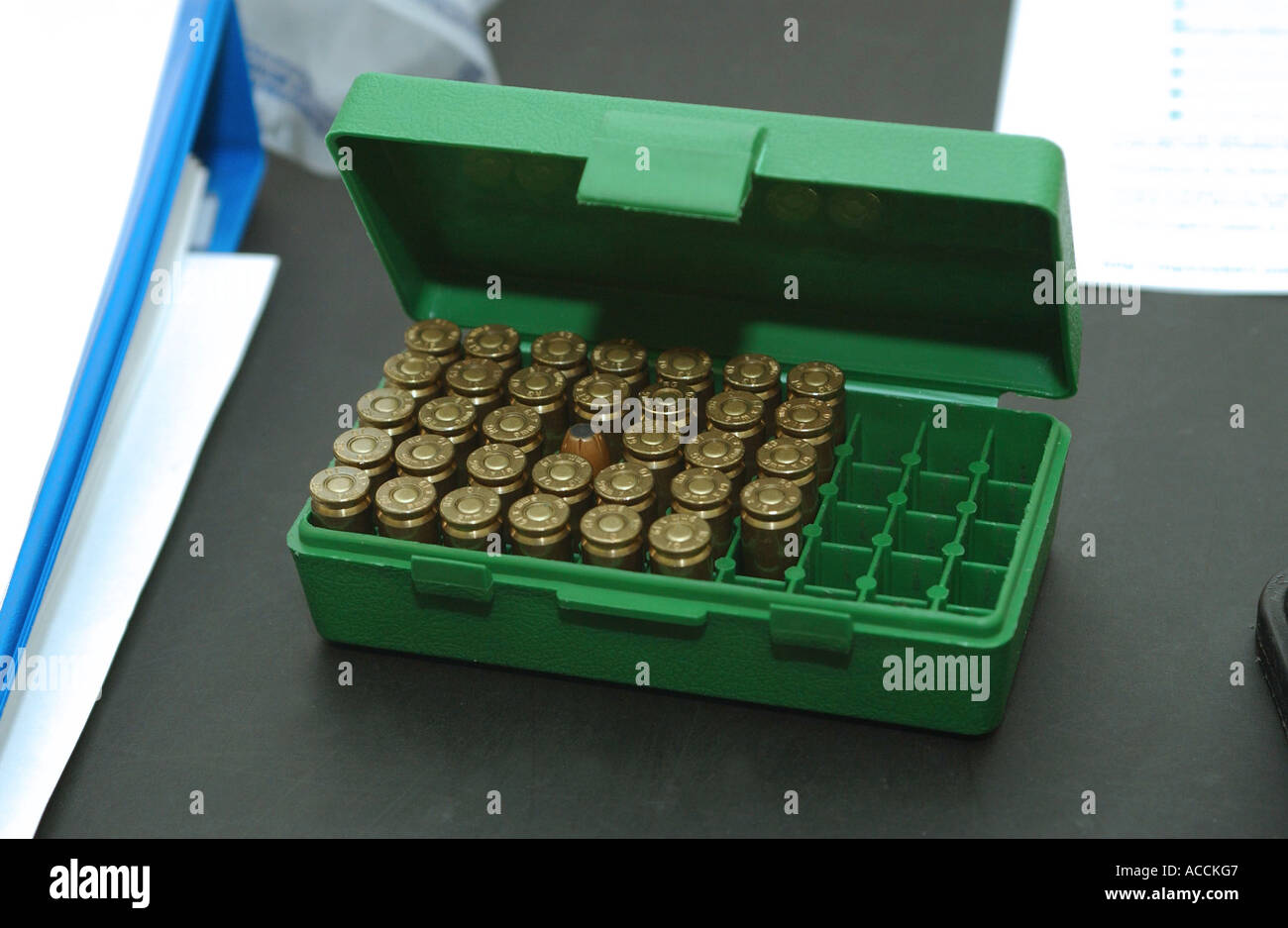 eine Schachtel mit 9mm Kugeln Stockfoto