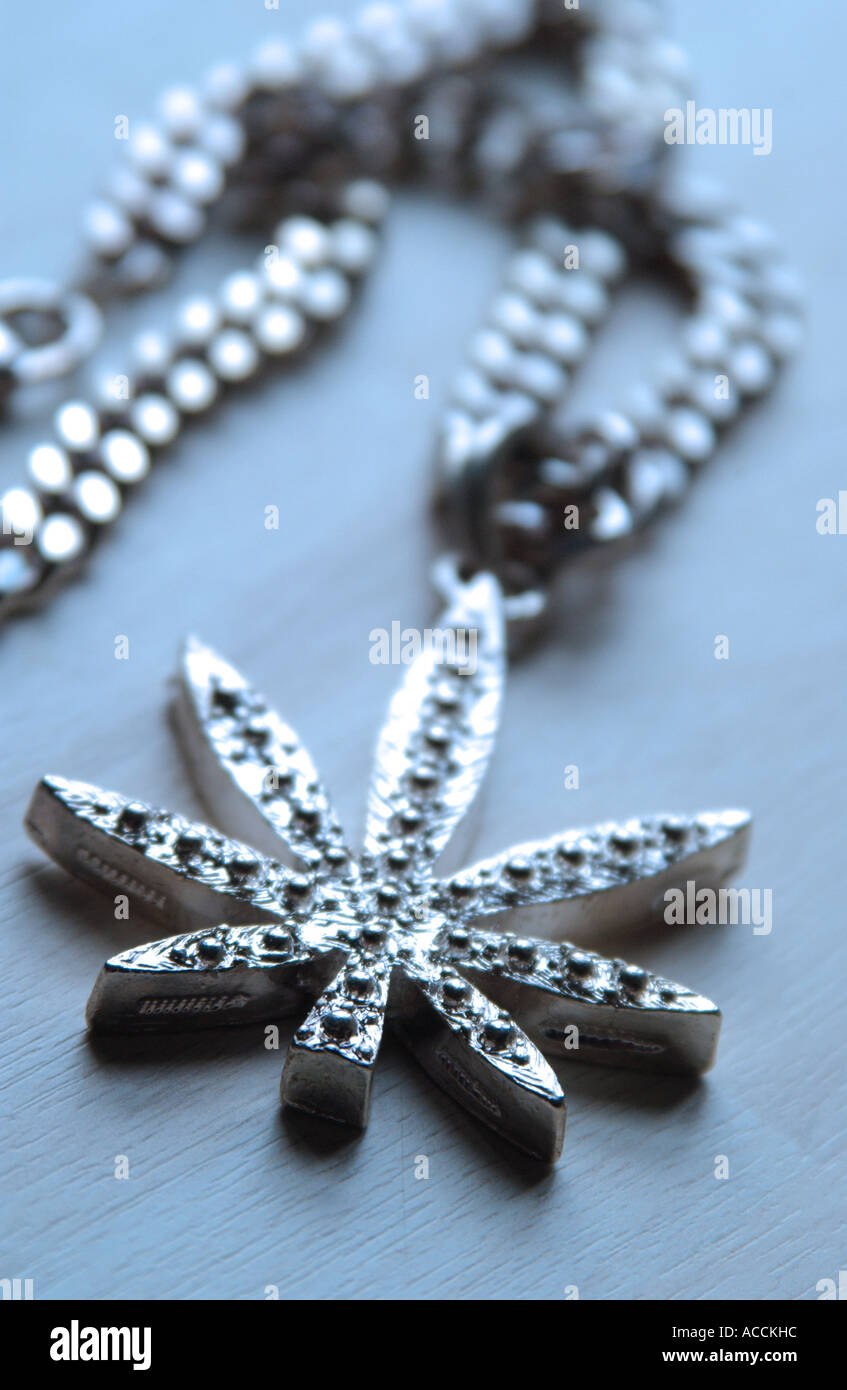 ein Cannabis-Blatt geformt-Halskette Stockfoto