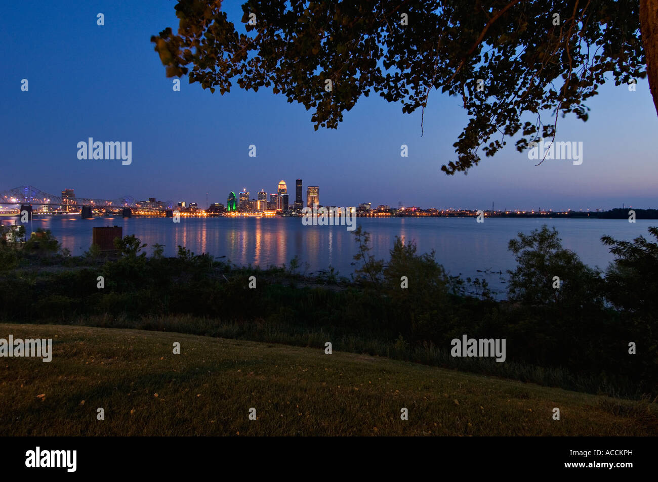 Louisville Kentucky Skyline in der Dämmerung spiegelt sich in den Ohio River erschossen von Ashland Park Jeffersonville Indiana Stockfoto