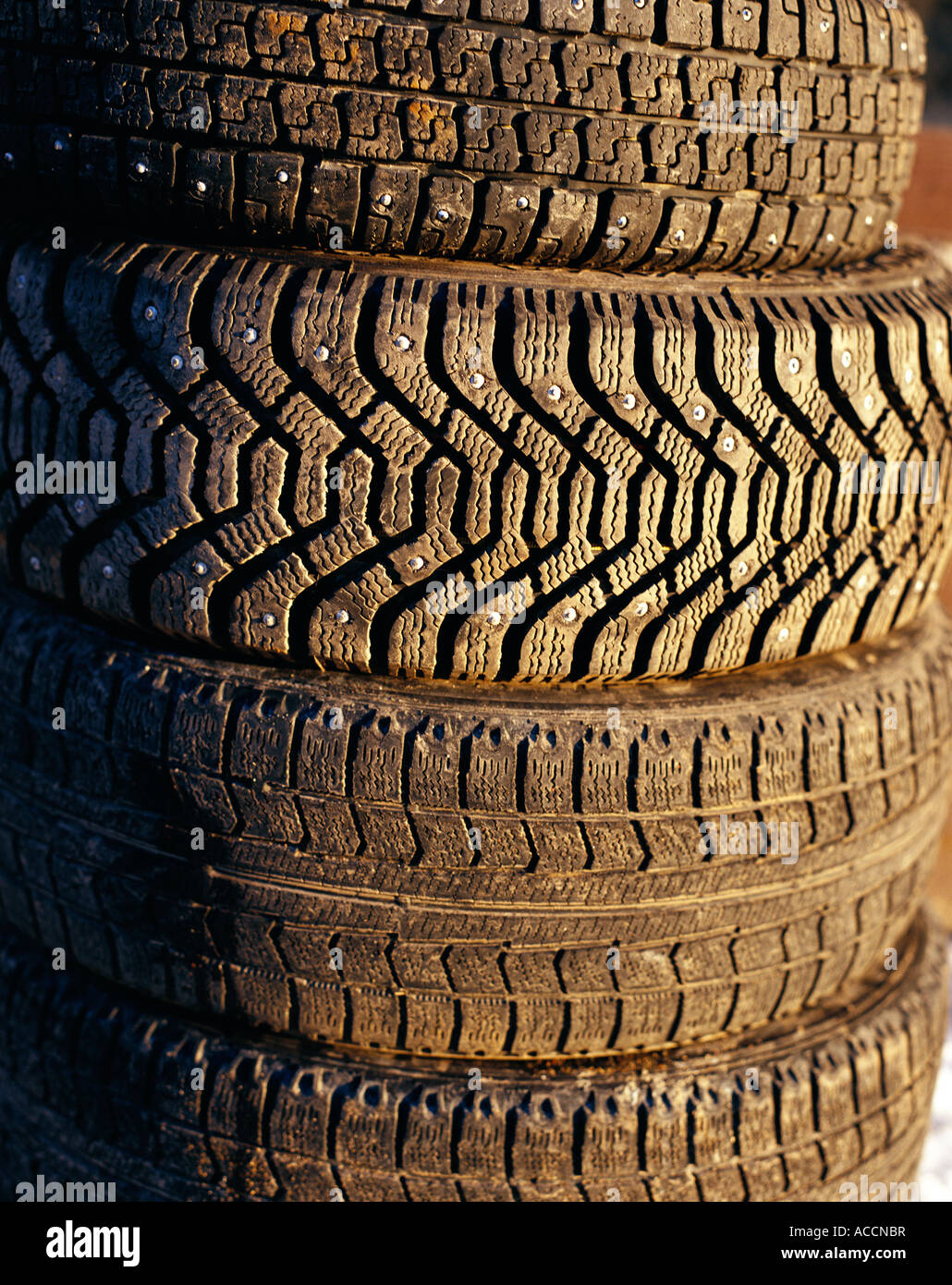 Pkw-Reifen in einem Haufen. Stockfoto