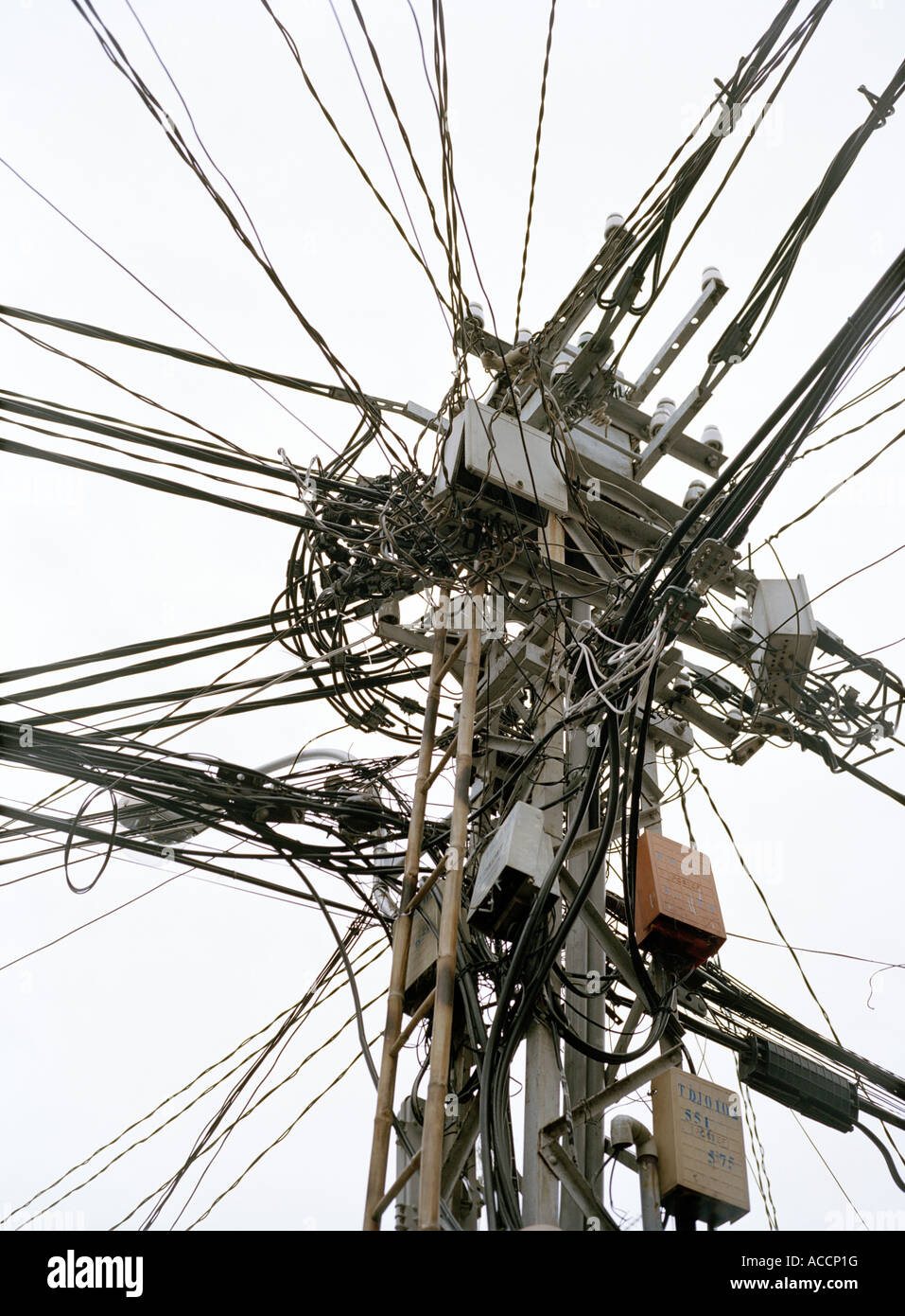 Drähte an einem Mast. Stockfoto