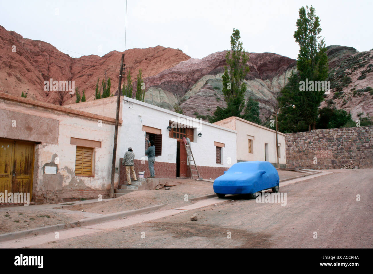 Auto unter Abdeckung, Pumamarca, Nördliches Argentinien Stockfoto
