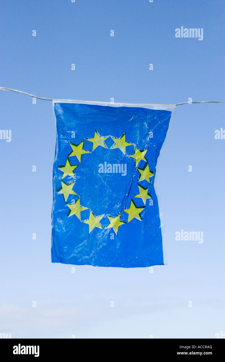 EU-Flagge vor einem blauen Himmel. Stockfoto