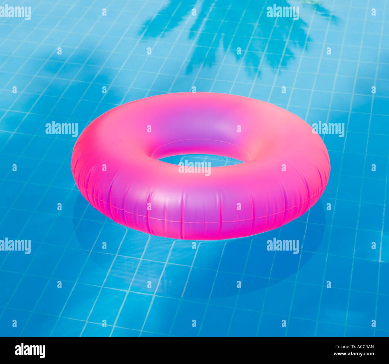 Ein rosa aufblasbaren Ring in einem Pool. Stockfoto