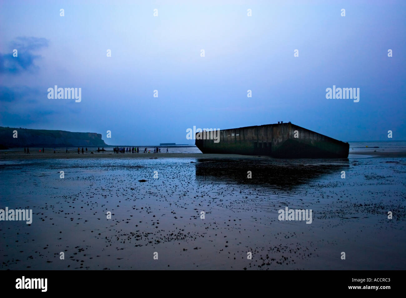 Weltkrieg zwei bleibt am Strand von Arromanches Frankreich bei Dämmerung Stockfoto