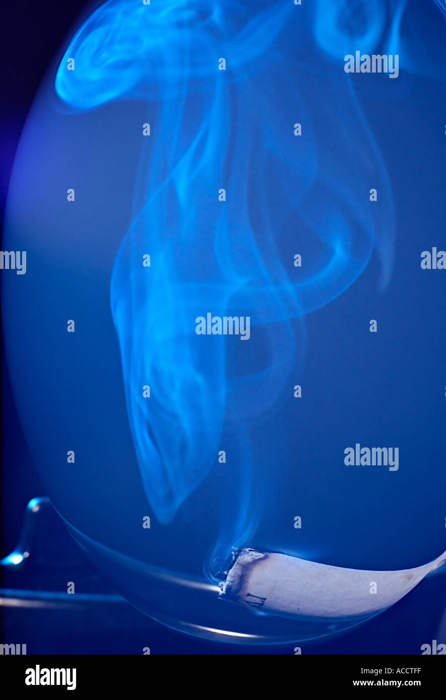 Zigarette Mit Blauer Rauch Stockfotografie Alamy