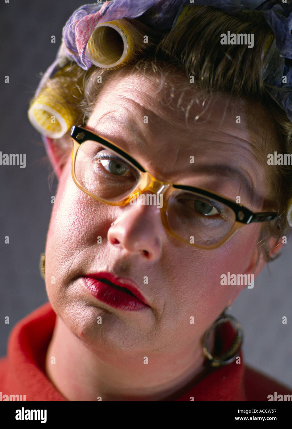 Herr Frau mit Lockenwickler und alte altmodische Brille Brillen suchen  hilflos blöd Stockfotografie - Alamy
