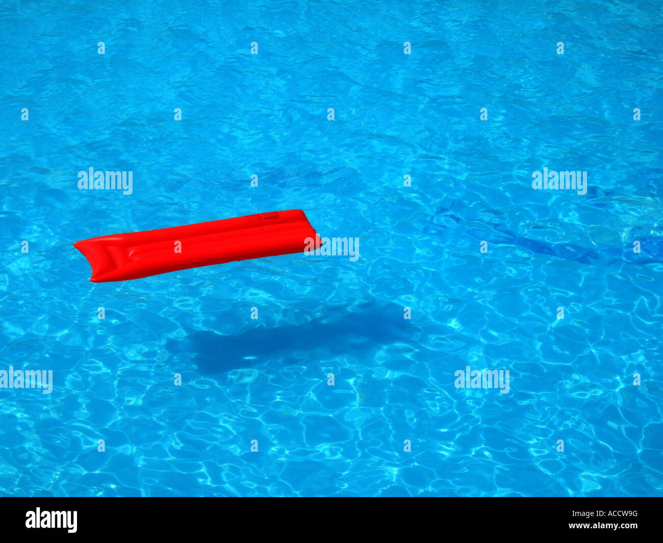 Roten Luftmatratze, blaues Wasser Stockfoto