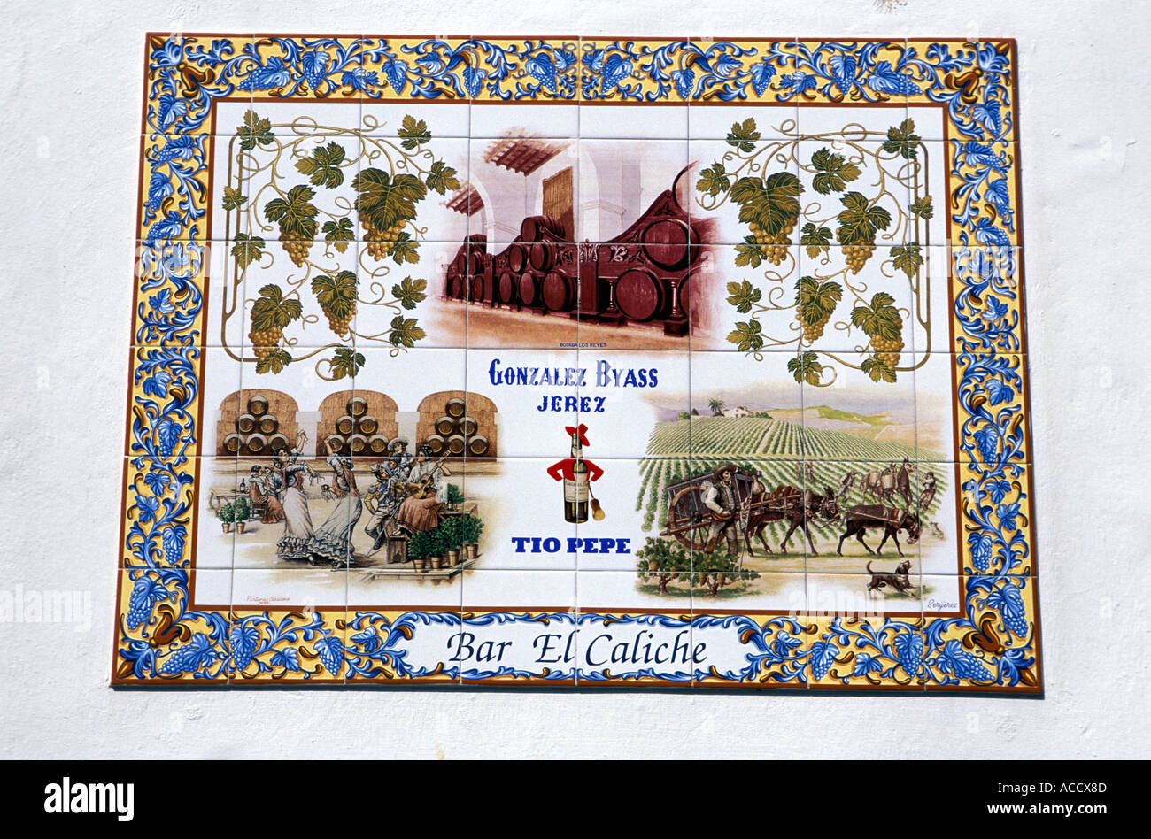 Azulejos handgemalte Fliesen von Sherry Marke Tio pepe Stockfoto