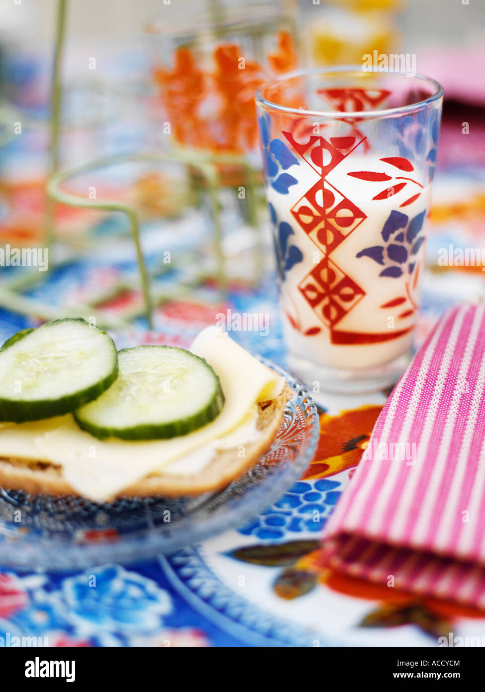 Sandwiche und ein Glas Milch. Stockfoto