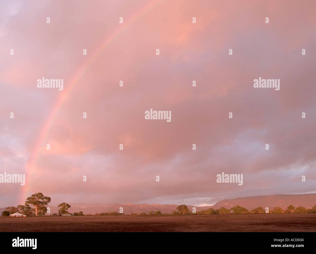 Dawn Regenbogen über Farm, kleine Holding mit William im Abstand montieren, Halls Gap, den Grampians, Victoria, Australien, Stockfoto