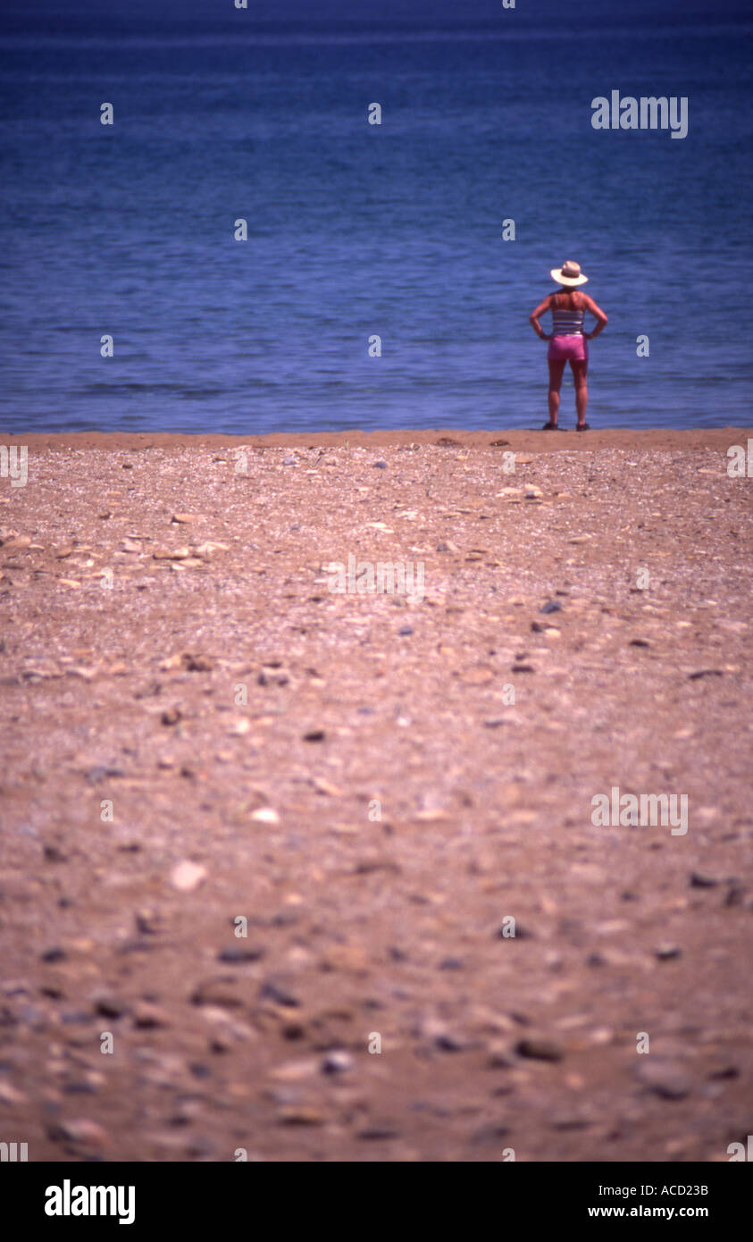 Einsame Frau am Strand von Karakoumi Kyrenia Nordzypern Stockfoto