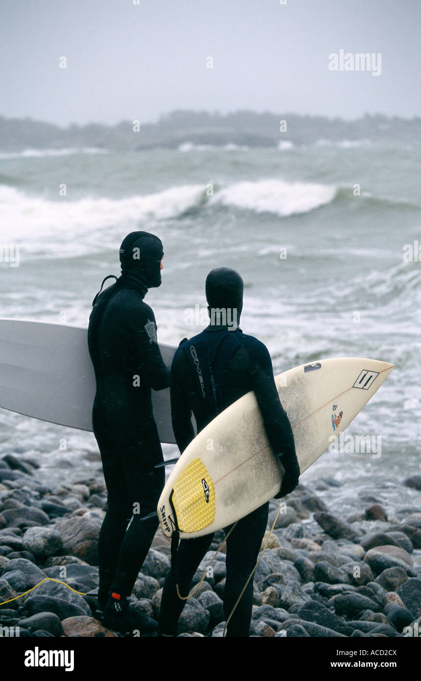 Surfer bei stürmischem Wetter. Stockfoto