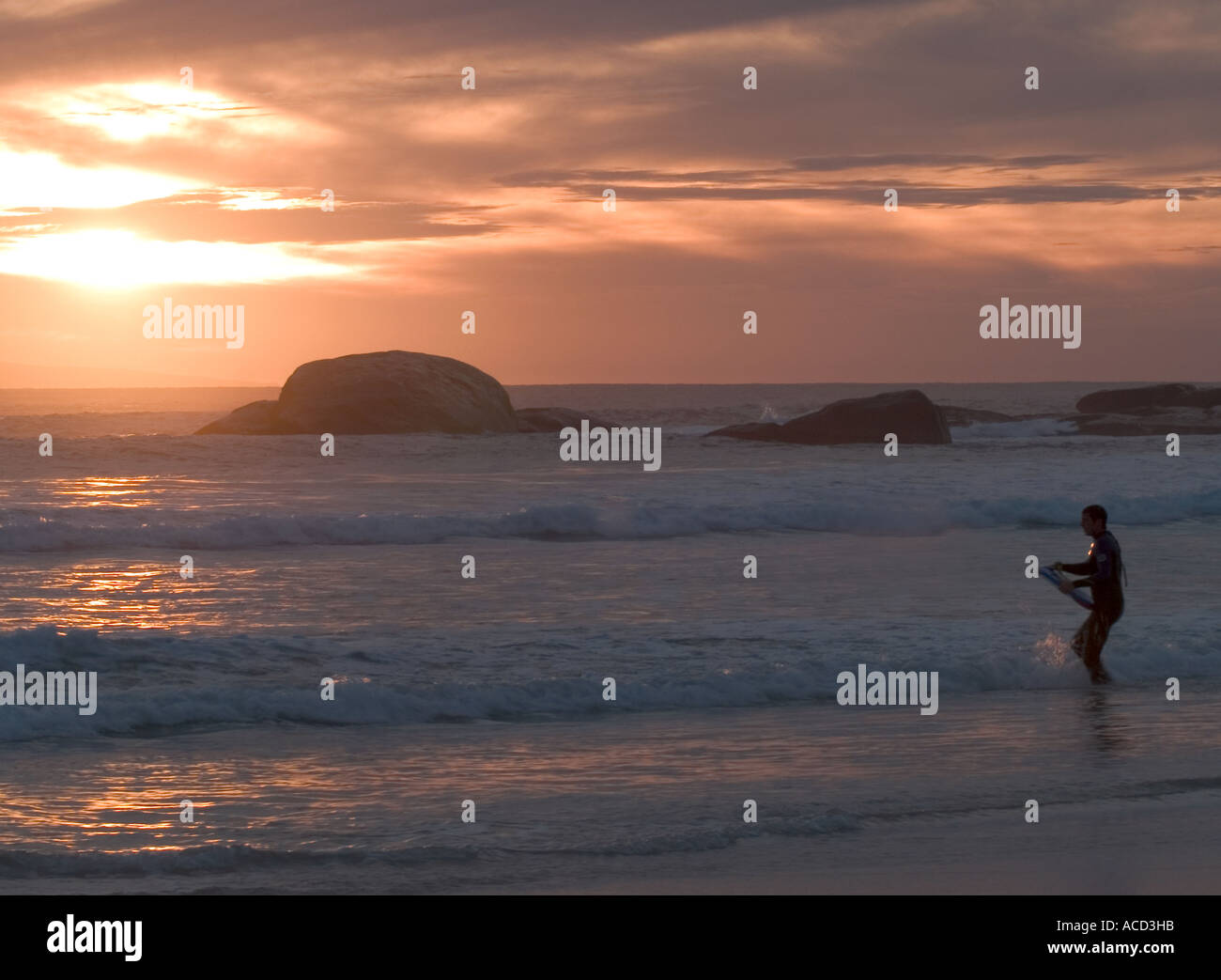 KÖRPER-BOARDER AM STRAND BEI SONNENUNTERGANG ABEND, WESTKAP, INNES NATIONALPARK, YORKE SUÐURNES, SÜDAUSTRALIEN, Stockfoto