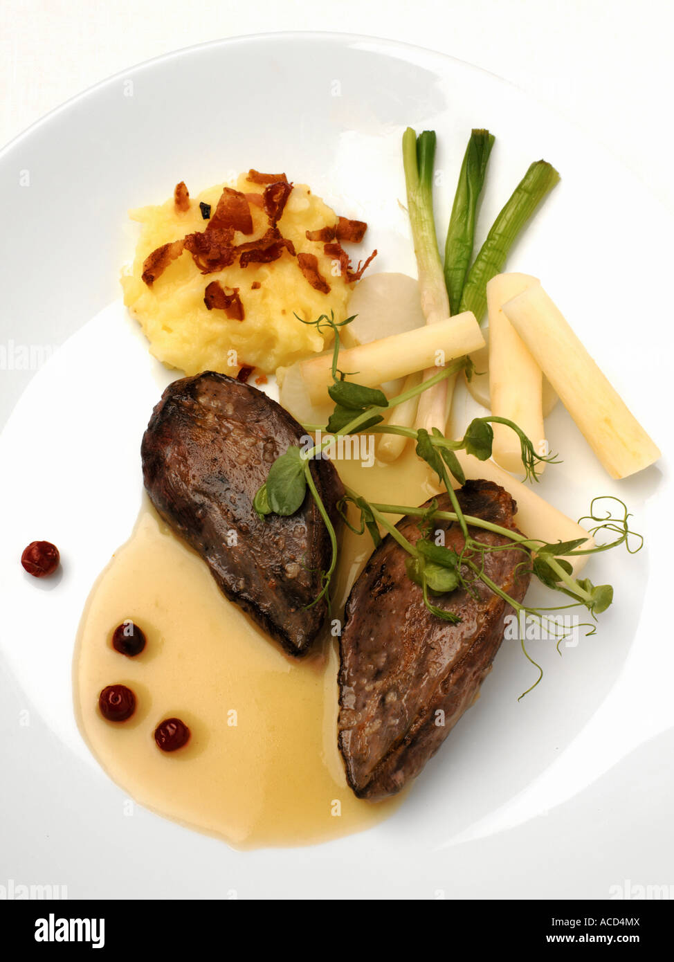 Gericht mit Fleisch und Spargel. Stockfoto