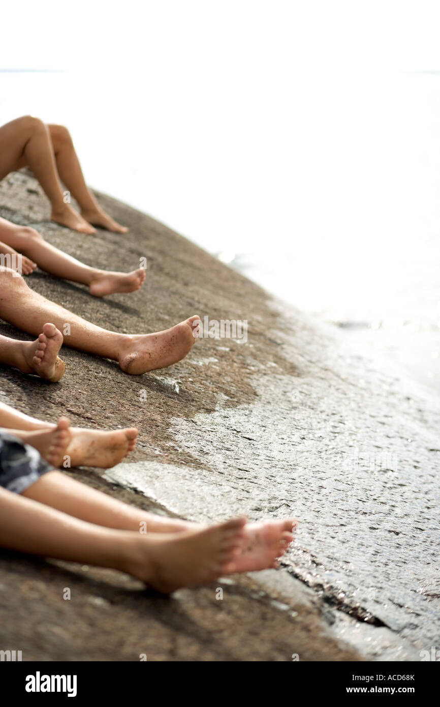 Die Beine von fünf Personen, die zum Sonnenbaden. Stockfoto