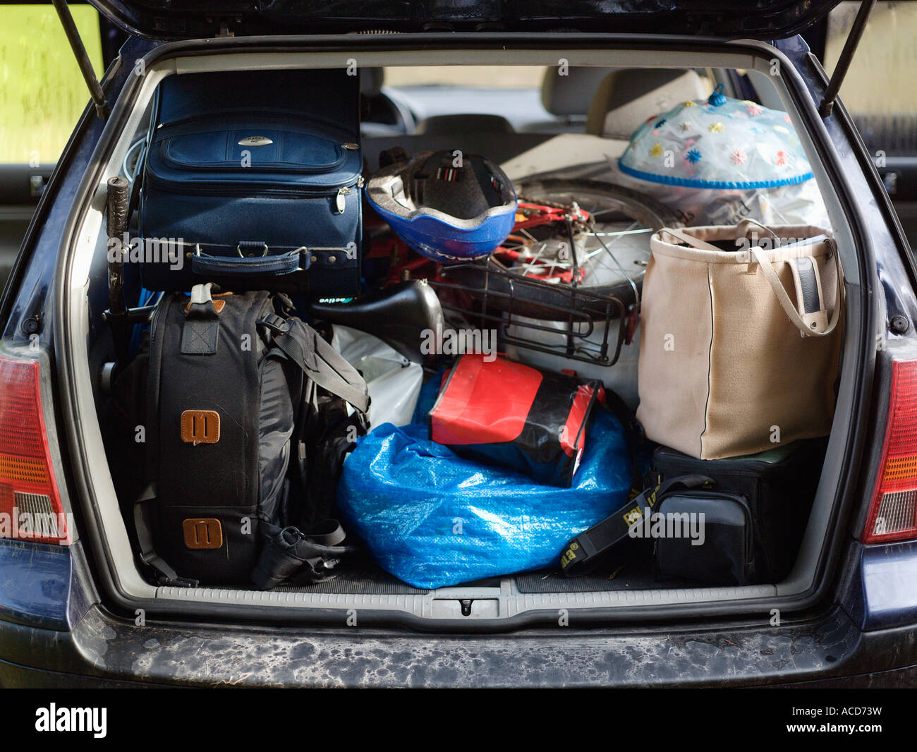 Kisten und Koffer im Kofferraum des Autos, im Freien Stockfotografie - Alamy