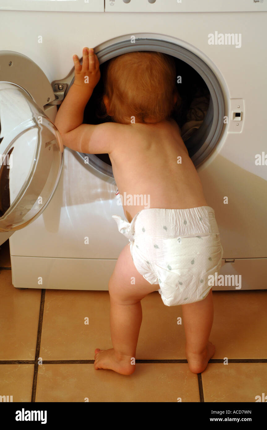 Baby in eine Waschmaschine Stockfoto