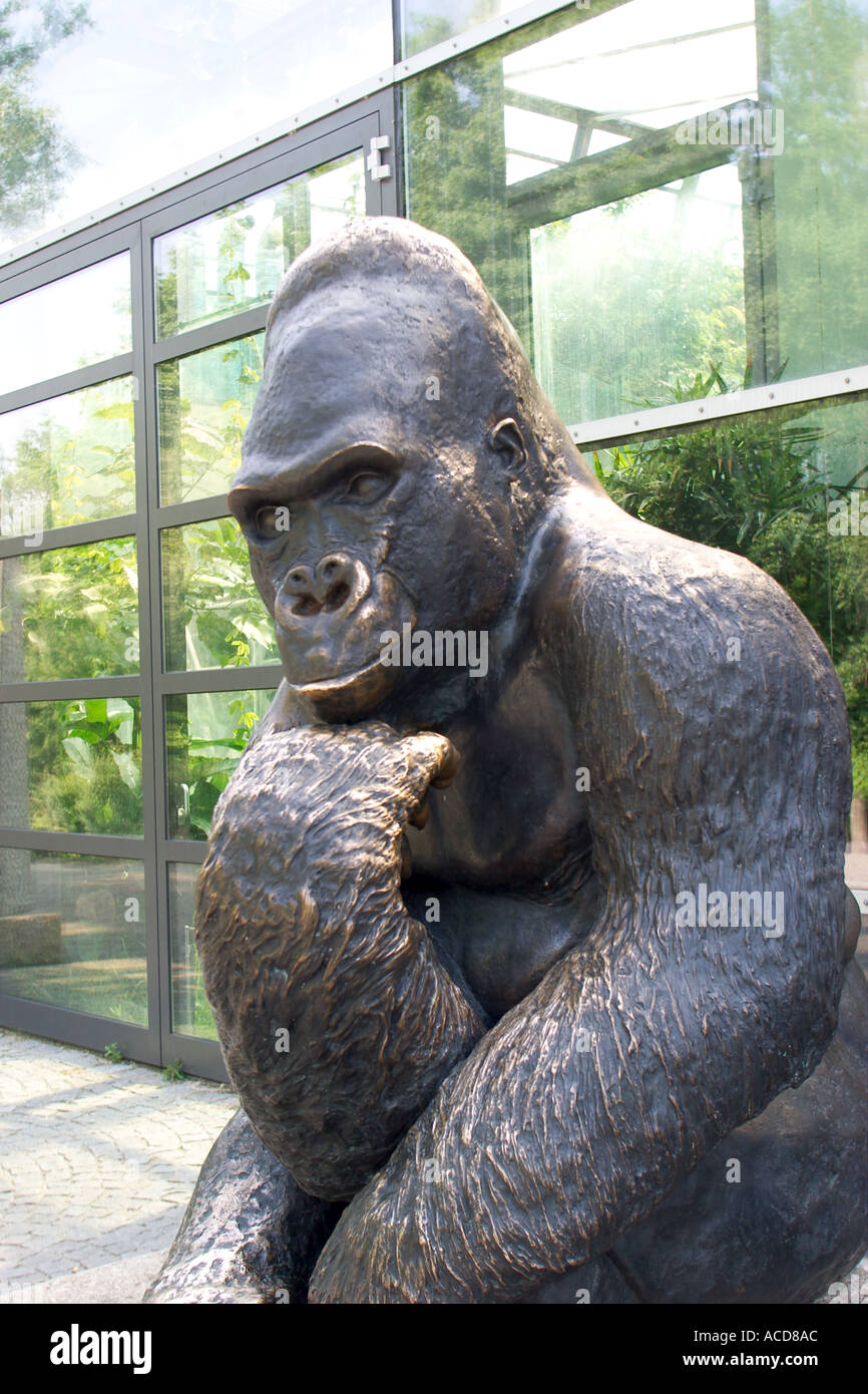 Gorilla Skulptur Im Tierpark Hellabrunn München Bayern Hellabrunn Zoo München Bayern Stockfoto