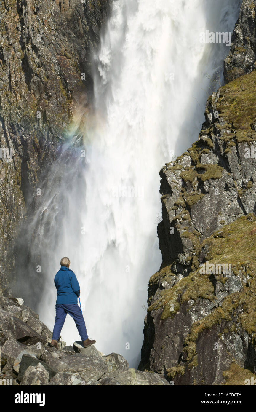 Walker in der Nähe der Basis des Voringsfossen-Wasserfall in der Nähe von Hardanger, Eidfjord, Eidfjord, Hordaland, Norwegen Stockfoto