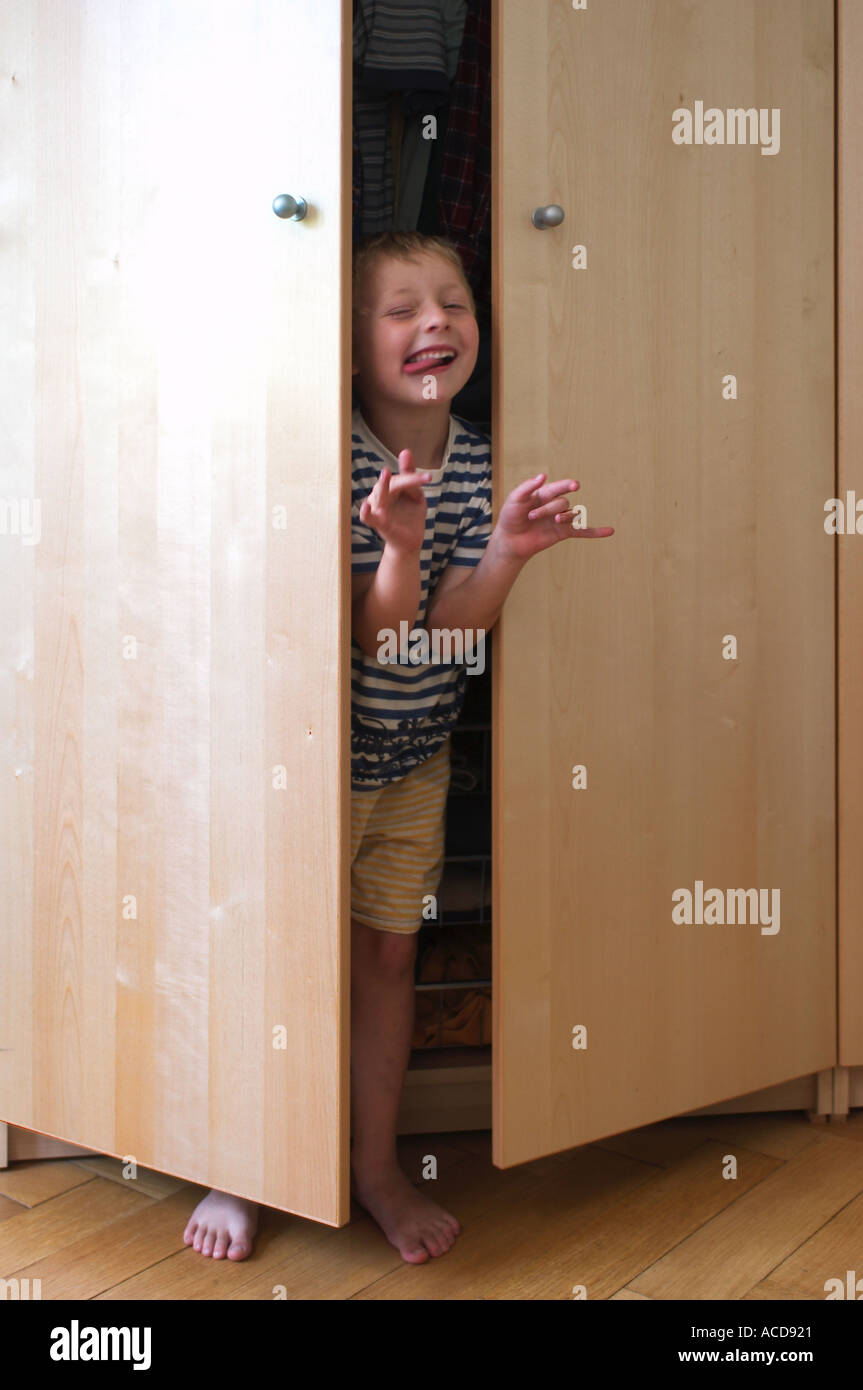 Kleiner Junge in einem Schrank versteckt und Monster spielen  Stockfotografie - Alamy