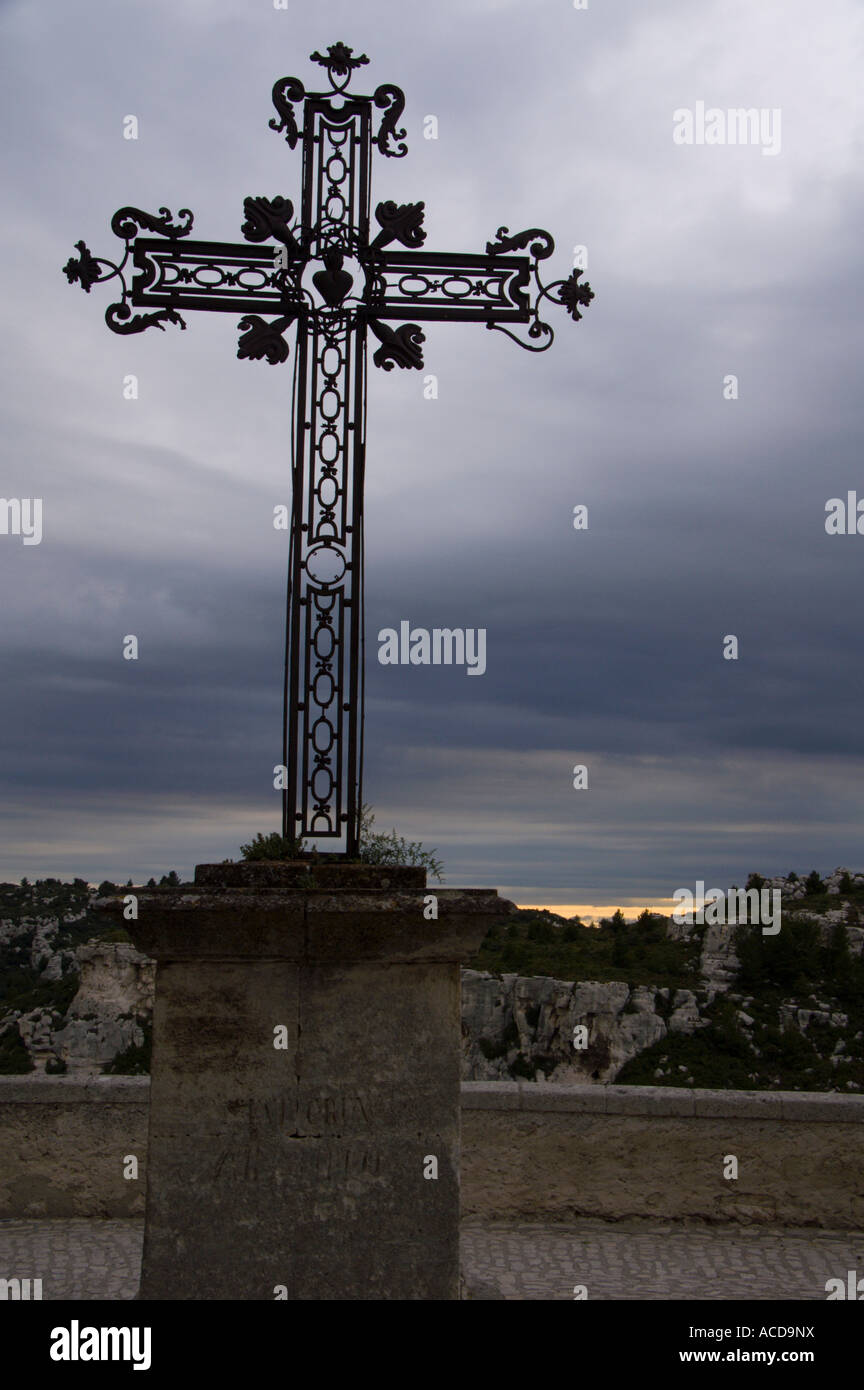 Frankreich-Les Baux de Provence Straßenszene ausklingen zu lassen auf ein Tor in den Wänden Stockfoto