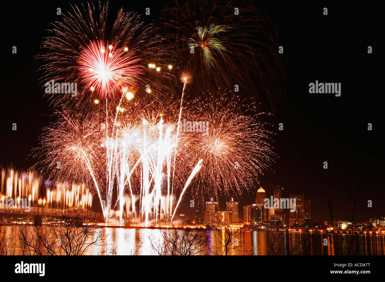 2007-Donner über Louisville Fireworks Display Louisville Kentucky Stockfoto