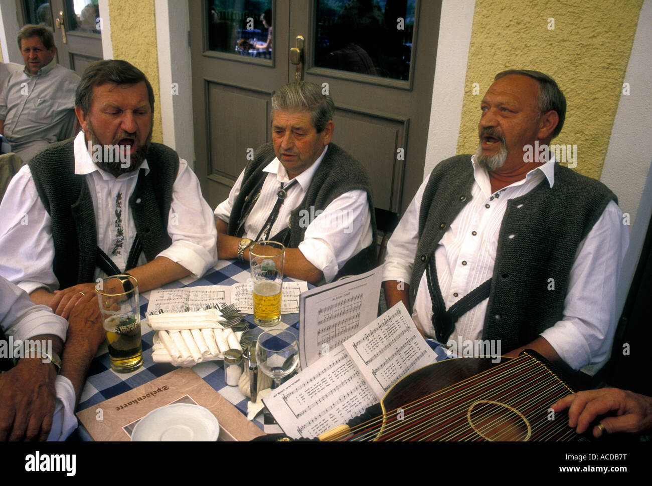 3 deutsche Männer, Musiker, Sänger, Gesang, Kloster Andechs, Andechs, Bayern, Deutschland, Europa Stockfoto