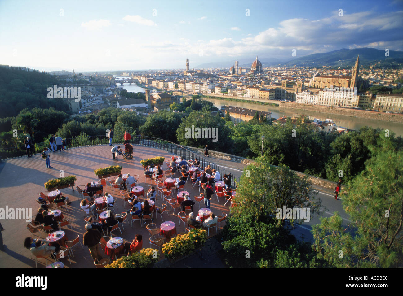 Café im Freien am Palazzo oder Piazzale Michelangelo über Florenz und Arno River in der Nähe von sunset Stockfoto