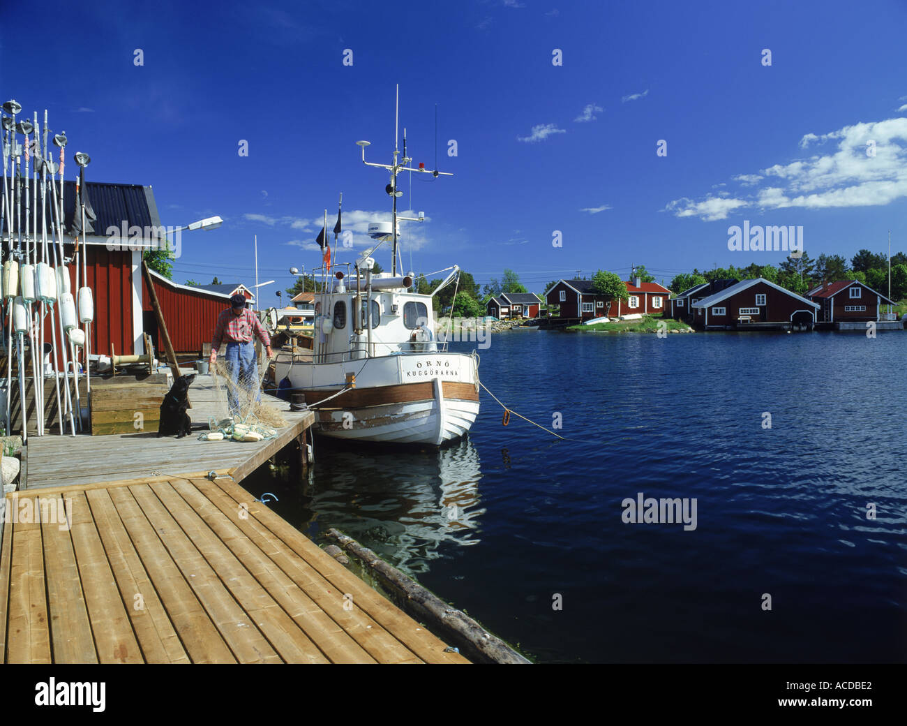 Fischer mit Netzen in Ostsee Dorf Kuggoren an der Ostküste Schwedens Stockfoto