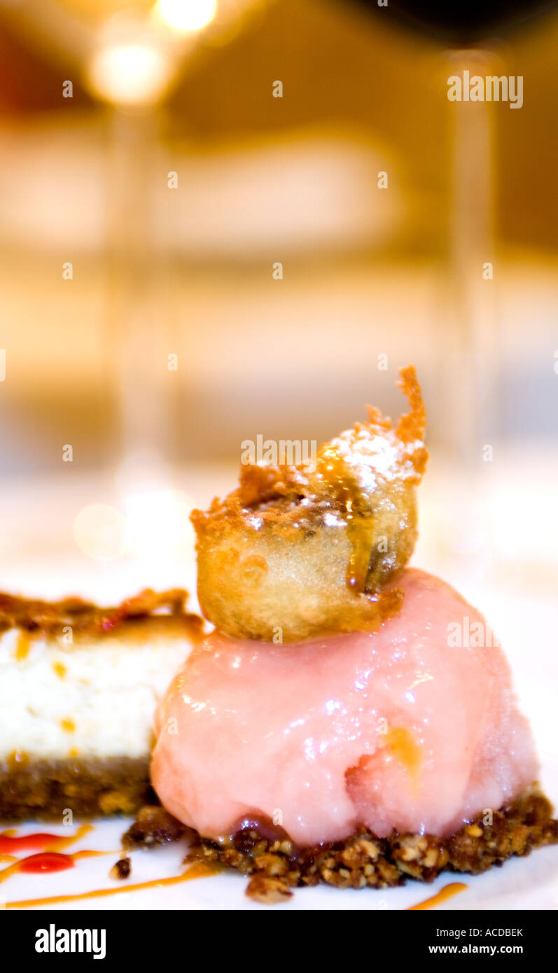 Weißer Schokoladenkäsekuchen mit Guava-Sorbet Saint Maarten saint martin Caribbean Stockfoto